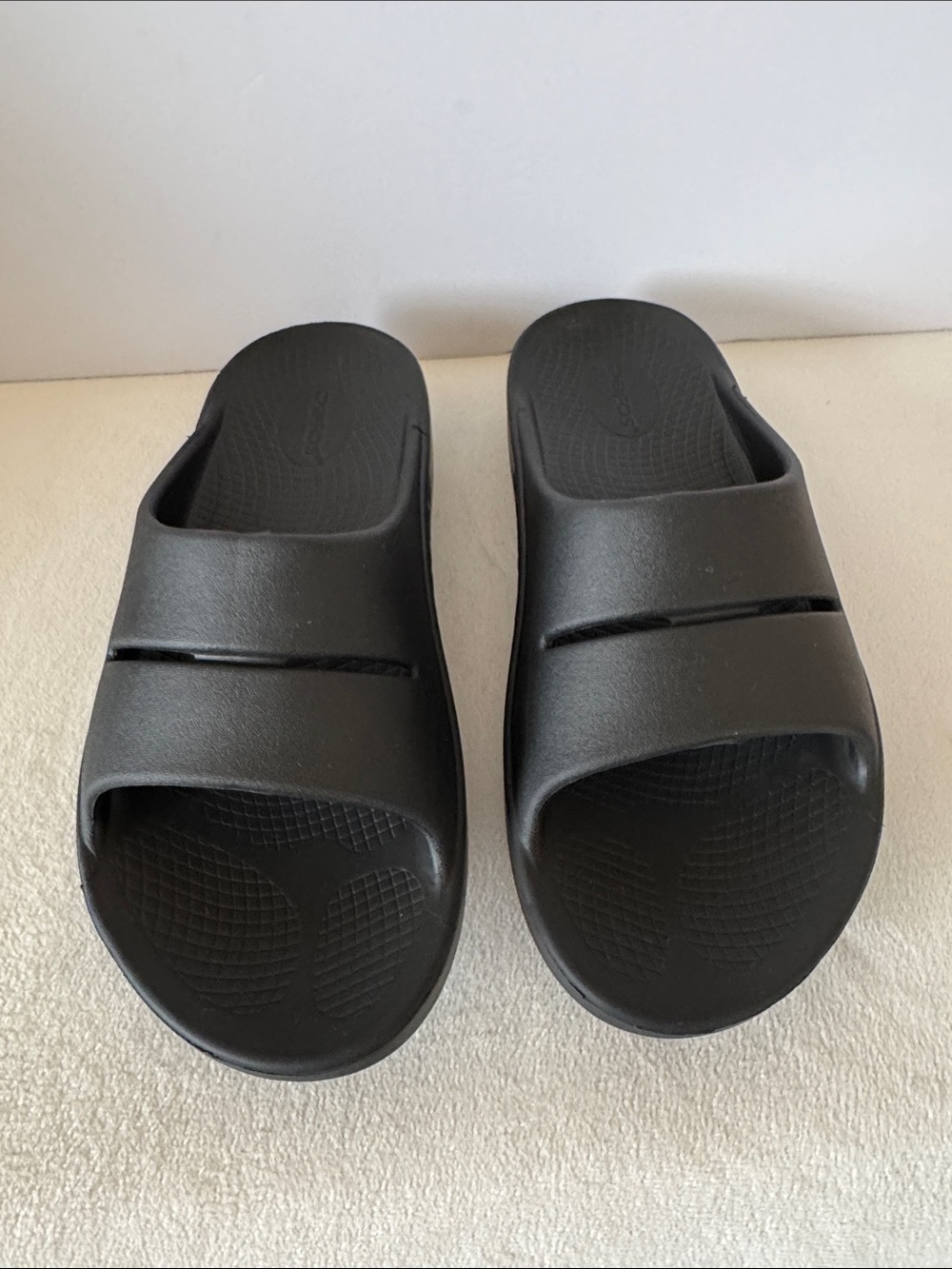 Oofos OOahh unisex slides